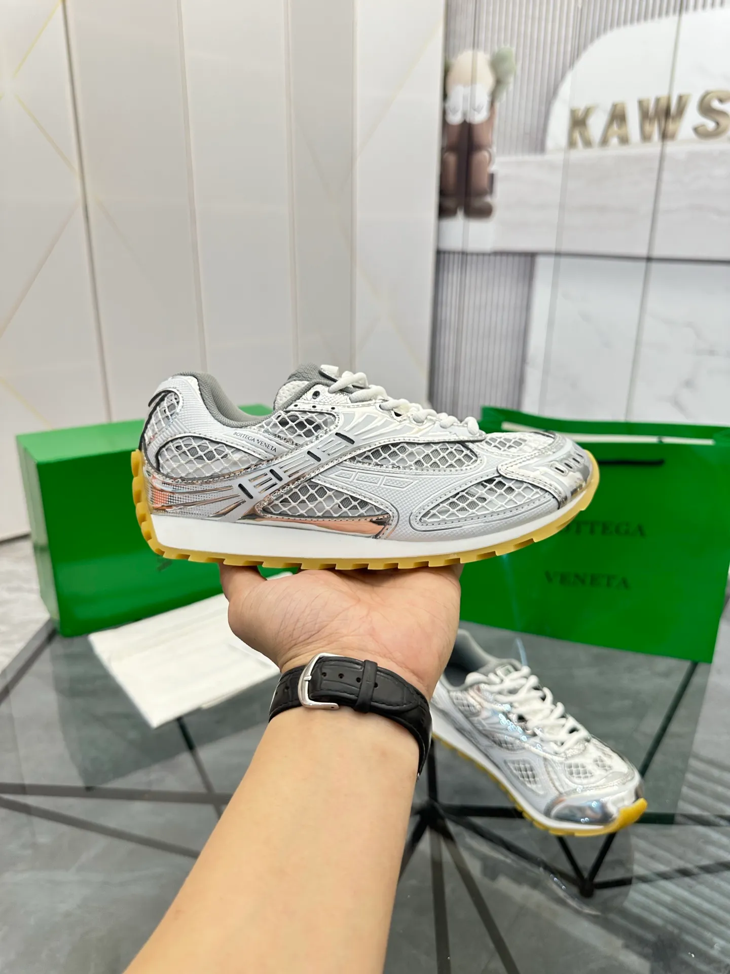 Factory men's shoes 💰: 620💰 (top version) BV Orbit sneakers Wang Yibo's same style couple's dad shoes Runner sneakers, made of lightweight technical mesh fabric. Matched with geometric pattern designed rubber outsole Wang Zha series high version Look for the package craftsmanship The actual height is much higher, but the legs are still slim. Very nice and playable and durable Matching to the standard 💯 Package shoe technology Look for the high version The outsole is made of color-blocked TPU outsole Women's model 35 36 37 38 39 40 41 (40 41 customized) Men's model 38 39 40 41 42 43 44 45. (Customized size 38 45.46) No. H345